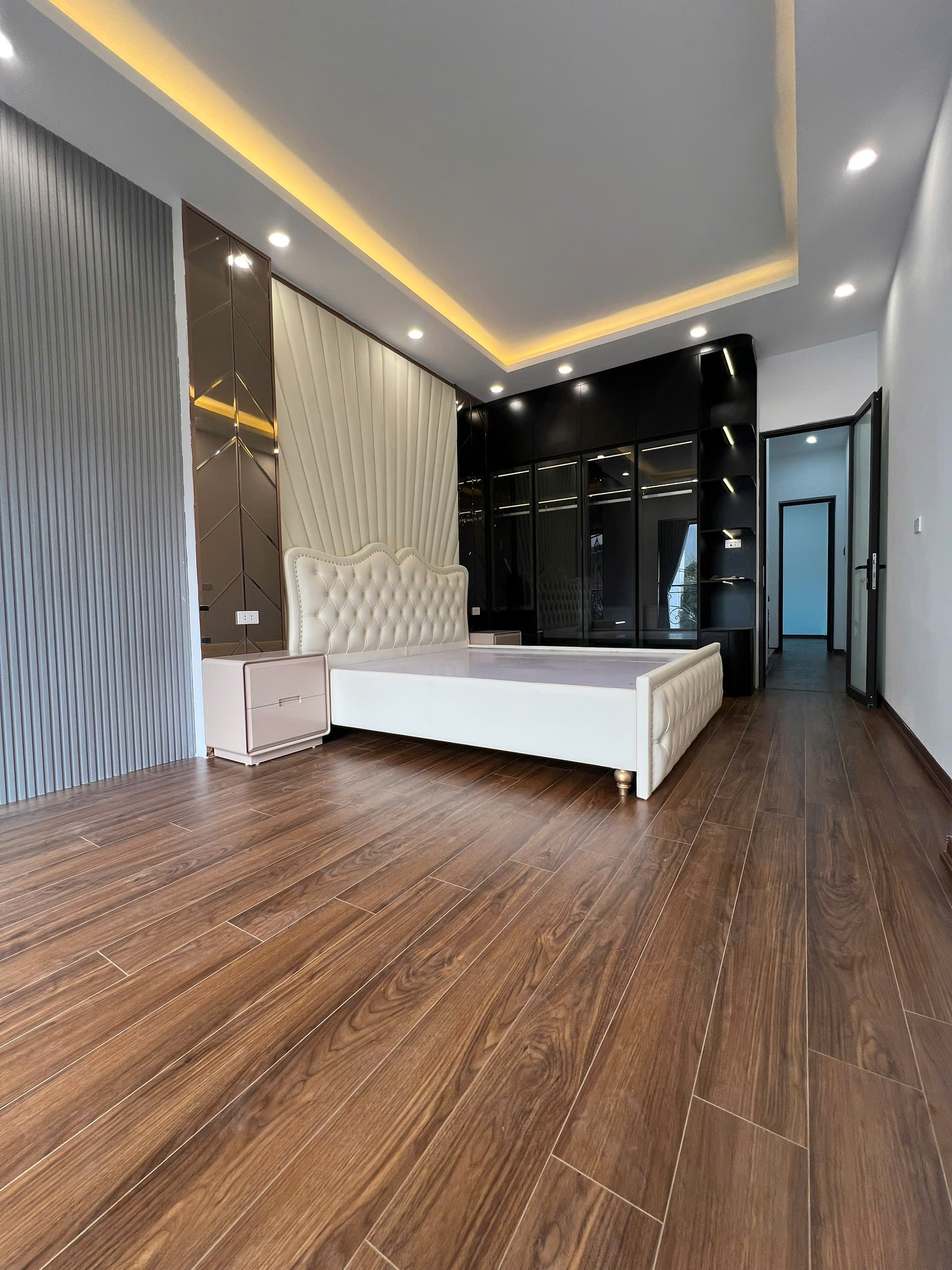 cần bán căn nhà 4 tầng Lô Góc tổ 11 Yên Lộ